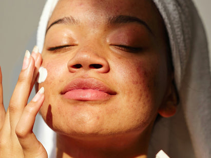 woman applying sunscreen on her face