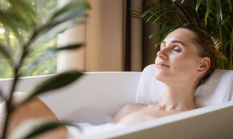 ¿Músculos cansados o doloridos? Cómo crear la rutina de baño perfecta para relajar los músculos image