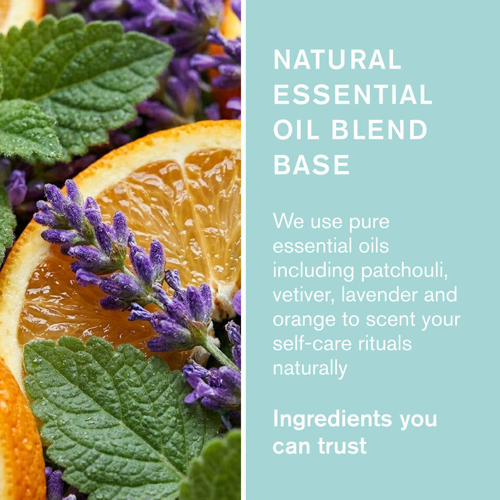 Primer plano de lavender, rodajas de orange y hojas verdes. Texto: Base de mezcla de aceites naturales con patchouli, vetiver, lavender y orange.