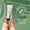 Eine Hand hält eine 10-ml-Tube Green People Firming Vitamin C Augenserum vor einem grünen Hintergrund mit der Aufschrift „dermatologisch getestet“.