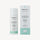 Eine weiße Pumpflasche Green People Day Solution Cream SPF15 steht neben ihrer mintgrünen und weißen Kartonverpackung. image