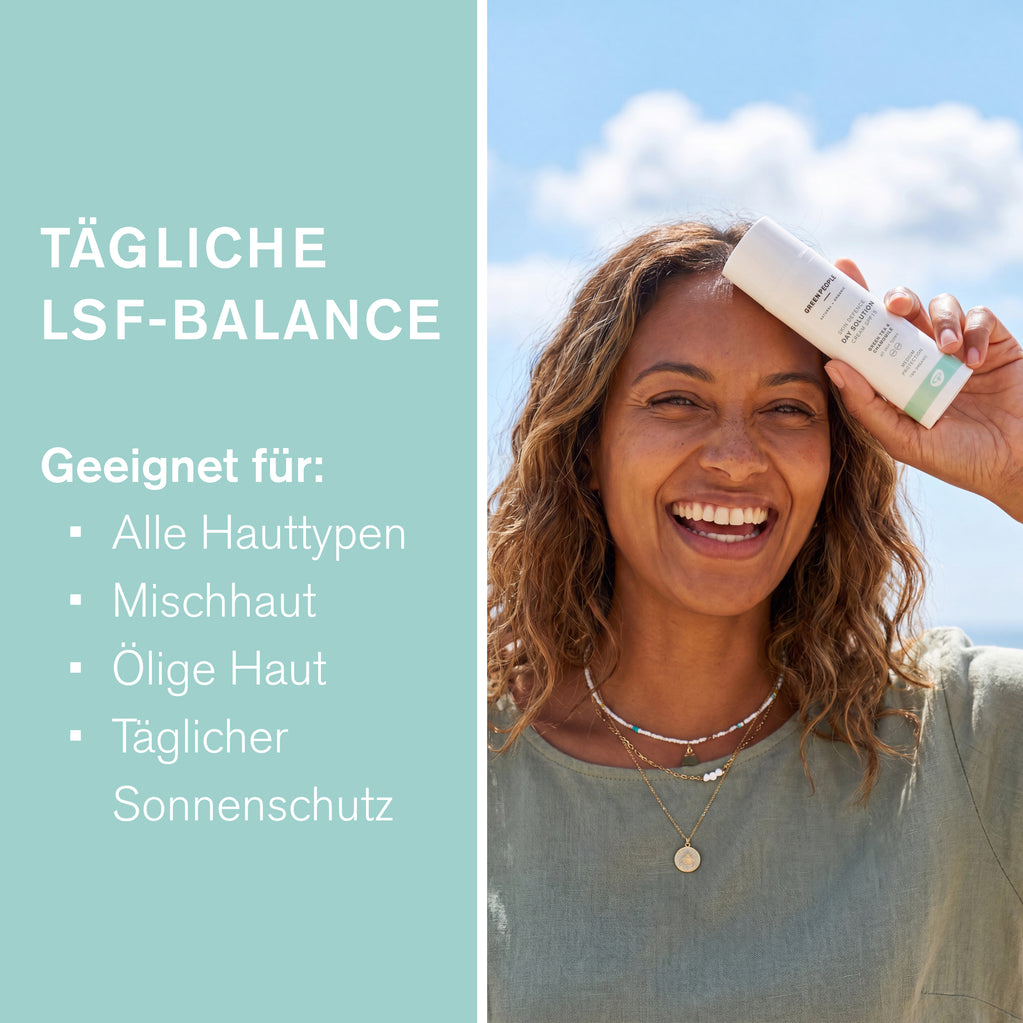 Lächelnde Frau hält Green People Tagescreme LSF 15 für alle Hauttypen und täglichen Sonnenschutz an ihre Stirn.