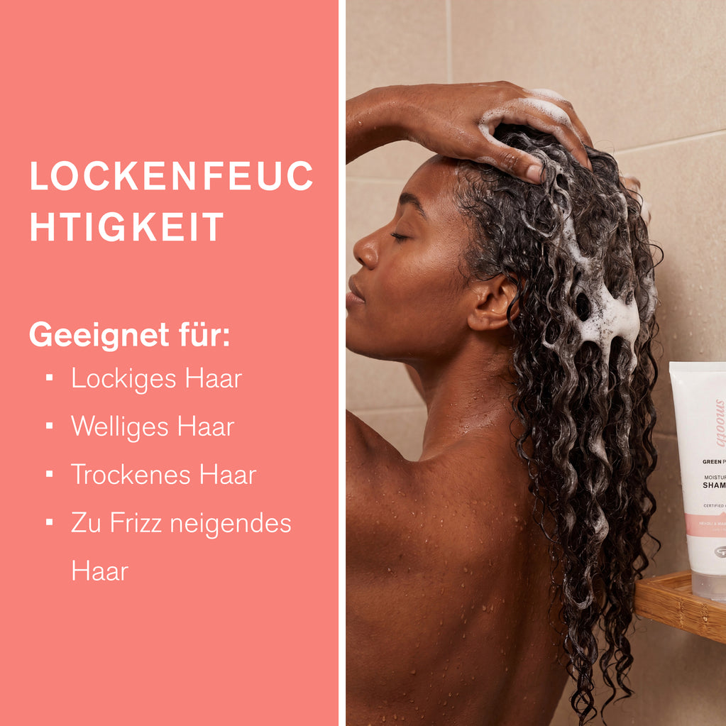 Frau schäumt lockiges Haar mit Green People Feuchtigkeitsshampoo für lockiges, welliges, trockenes und zu Frizz neigendes Haar.