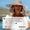 Una mujer con sombrero de paja se cubre el rostro con las manos; el sol se cuela por el sombrero e ilumina su piel.