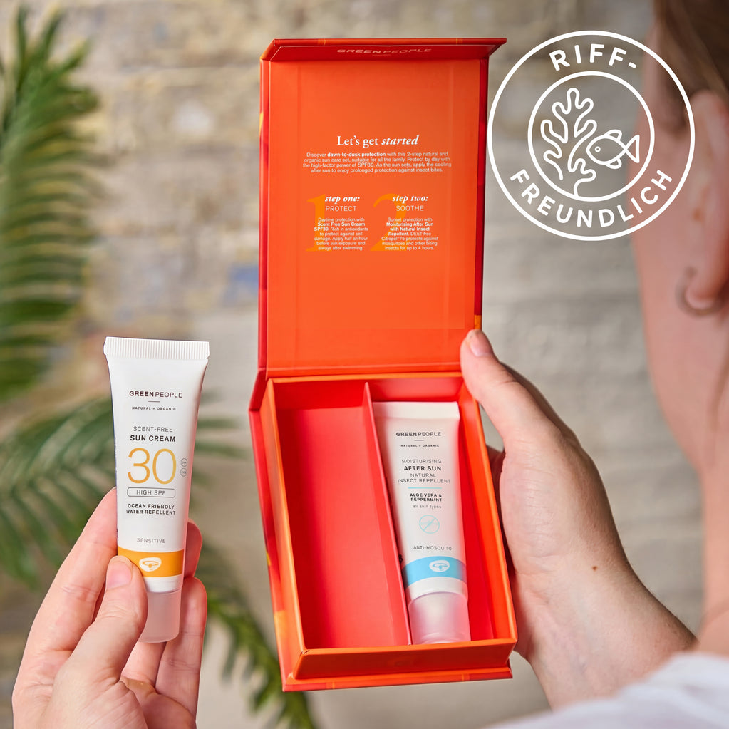 Person hält Green People Bio-Sonnenschutz-Set mit Sonnencreme LSF 30 und After-Sun in oranger Box, mit Rifffreundlich-Siegel.