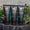 Tres tubos negros de Green People for Men, que incluyen el exfoliante facial No. 1, sobre una bandeja con hojas verdes detrás.