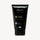 Eine mattschwarze Quetschflasche Green People for Men No. 10 Itch Away Shampoo, aufrecht vor sauberem weißem Hintergrund. image