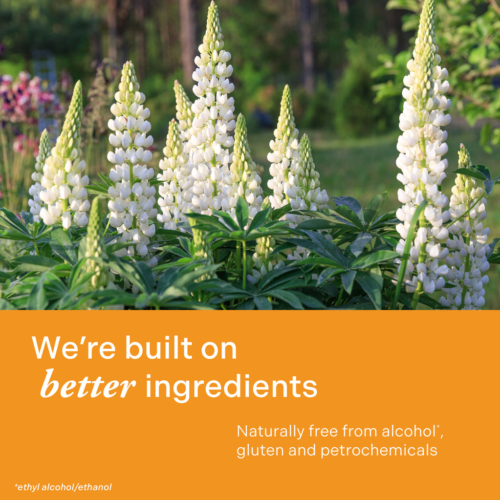 Lupinos blancos en flor con banner naranja resaltando ingredientes naturales para el Elixir de Aceite Facial Age Defy+ Collagen Boost.