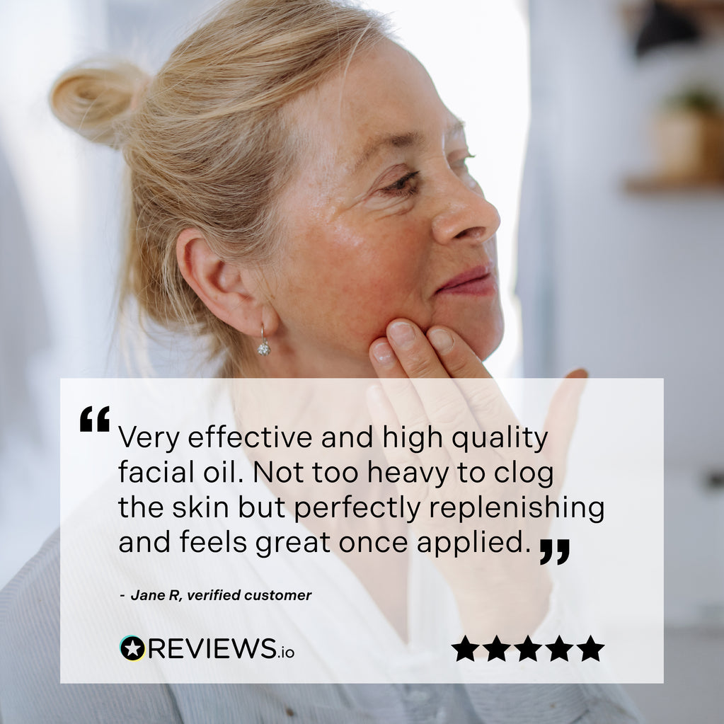 Una mujer madura sonriente acaricia su piel radiante junto a una reseña de 5 estrellas del Elixir de Aceite Facial Age Defy+ Collagen Boost.