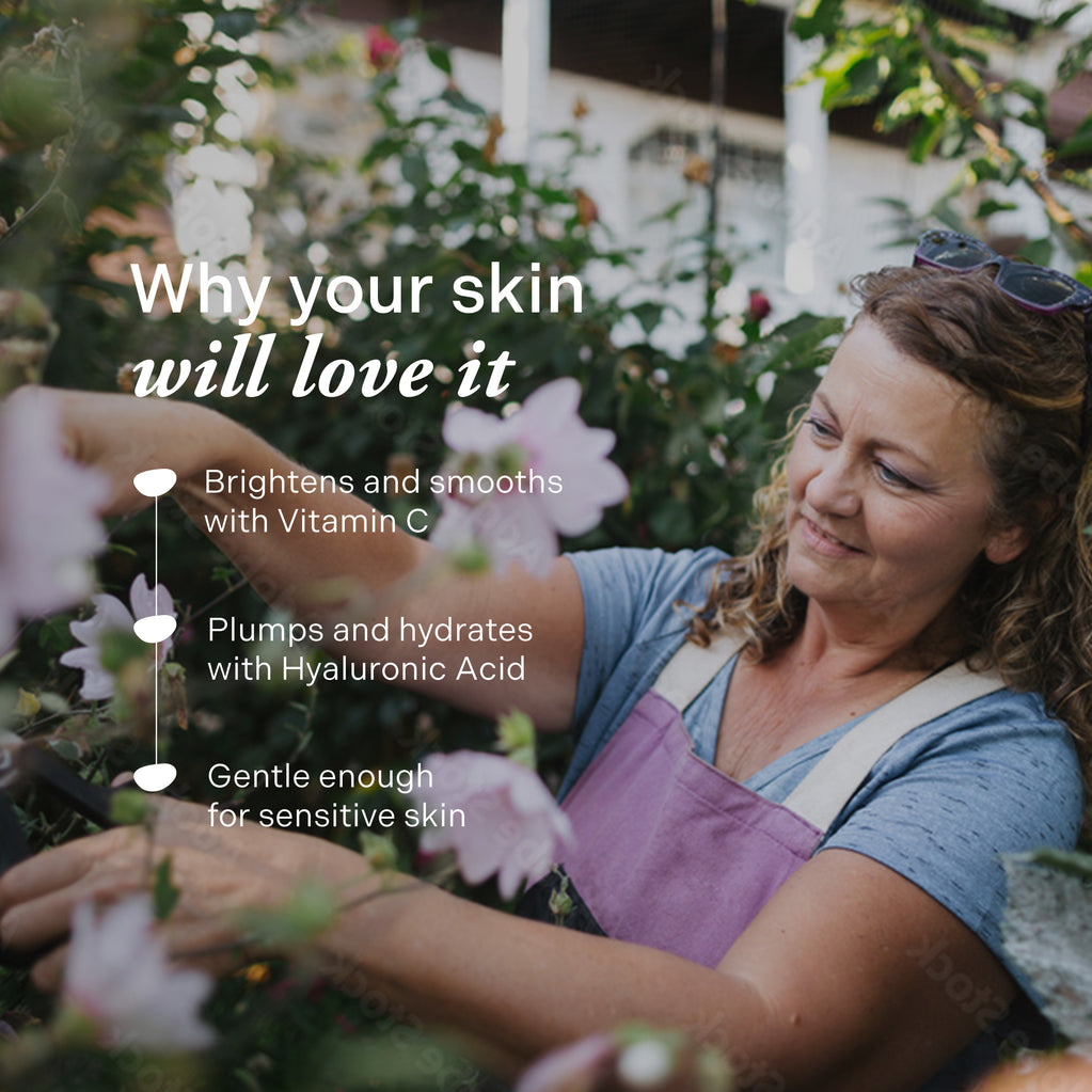 Anciana sonriente cultiva cerca de flores rosas, resaltando beneficios del suero Age Defy+ Collagen Boost Vitamin C.